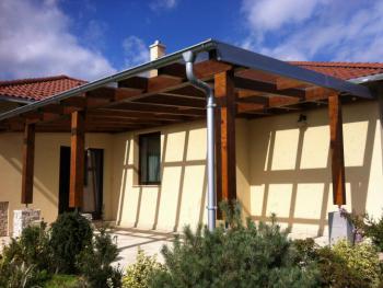 Holz-Terassenüberdachung mit VSG Dacheindeckung